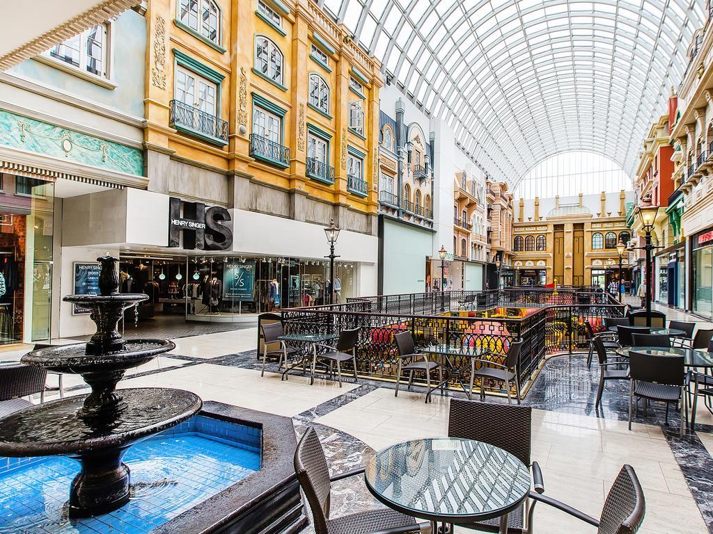 West Edmonton Mall Inn Bagian luar foto