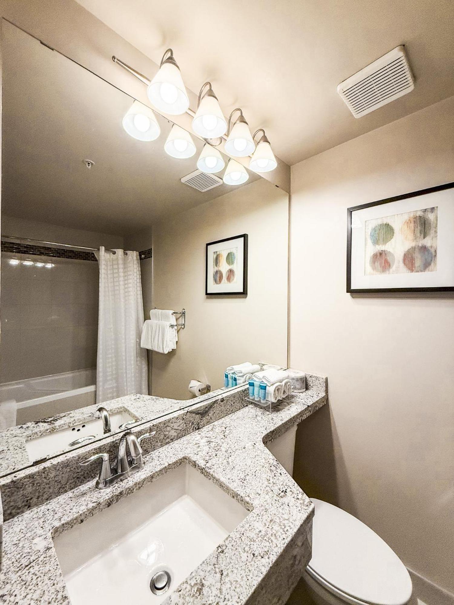 West Edmonton Mall Inn Bagian luar foto