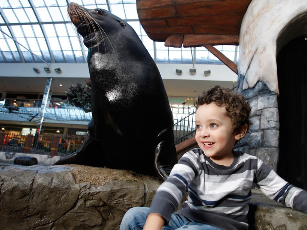 West Edmonton Mall Inn Bagian luar foto