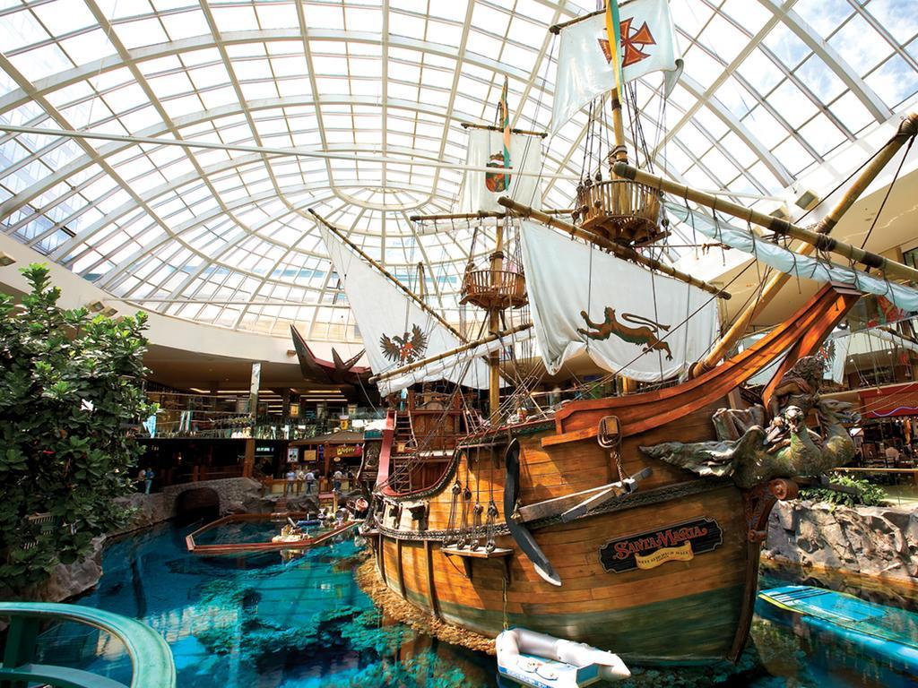 West Edmonton Mall Inn Bagian luar foto